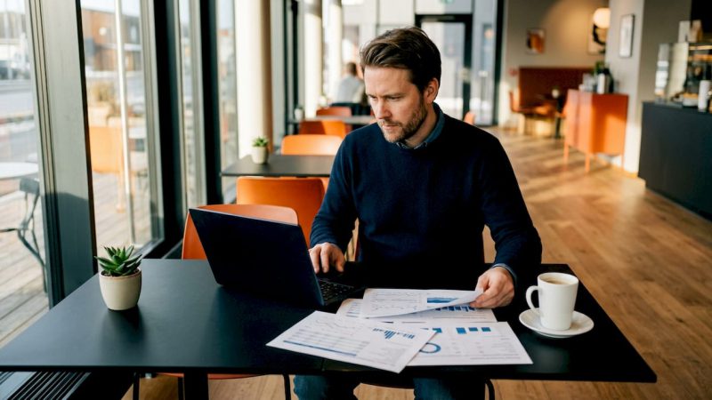En person sitter hjemme ved skrivebordet og utforsker gratis SEO-verktøy på PC-en.